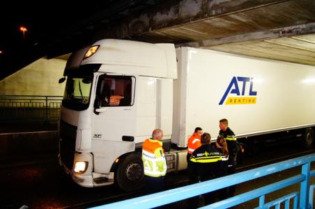 UPDATE: Het was te verwachten: wéér rijdt een vrachtwagen zich klem onder het beruchte Waalwijkse viaduct