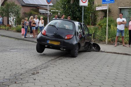 Auto raakt twee bomen en komt zwaar gehavend tegen stoep tot stilstand in Waalwijk