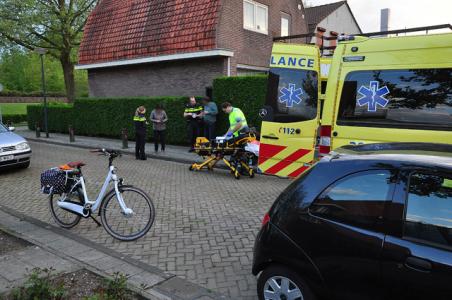 Vrouw valt in Waalwijk van fiets, gewond naar het ziekenhuis