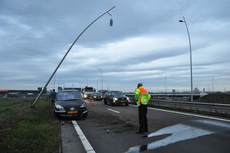 Automobiliste knalt tegen lantaarnpaal op N261 bij Waalwijk