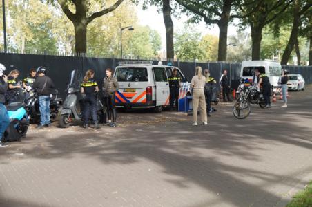 Bromfiets- en scootercontrole aan de Olympiaweg Waalwijk