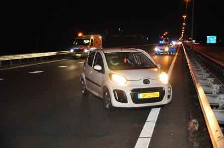 Drie auto&#039;s botsen en rijden tegen vangrail op A59 bij Waalwijk, weg is weer open