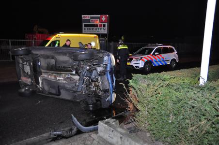 Auto op zijn kant aan de Prof. Minckelersweg Waalwijk