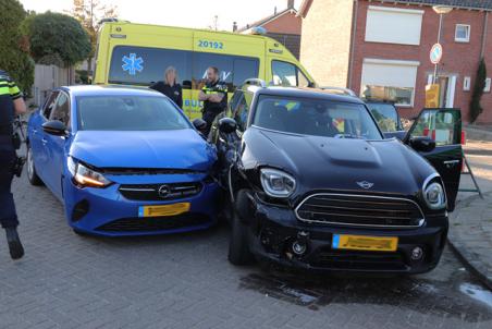 Twee auto’s botsen op elkaar op kruising aan de Berckenrodelaan Waalwijk
