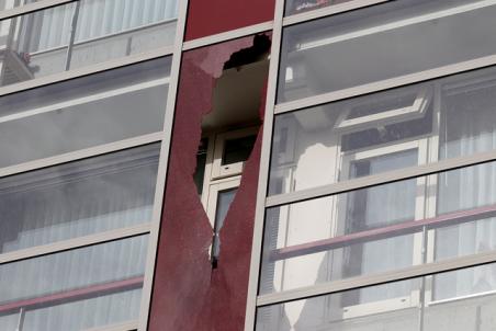 Stukken glas vallen naar beneden bij flat aan de Prof. de Savornin Lohmanpark Waalwijk
