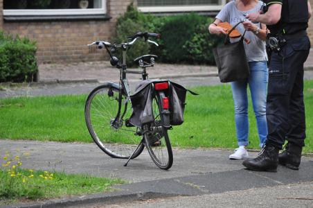 Man wordt van zijn fiets gereden aan de Groenewoudlaan Waalwijk