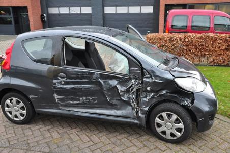 Auto&#039;s zwaar beschadigd door aanrijding aan de Prof. Eijkmanweg Waalwijk