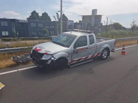 Bestuurder van auto botst tegen auto van provincie Noord-Brabant op Midden-Brabantweg
