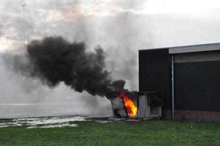 Brand verwoest stroomhuisje langs A59 bij Waalwijk: rook trok over snelweg