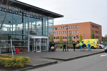 Man (49) gewond na val van ladder bij Sporthal de Slagen in Waalwijk