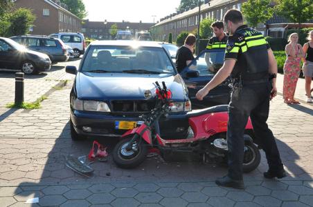 Auto schept scooter in Waalwijk