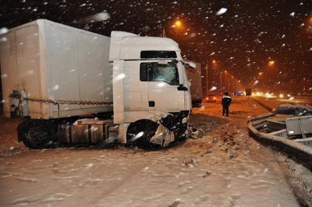 Sneeuwval veroorzaakt ongeluk op de A59 bij Waalwijk