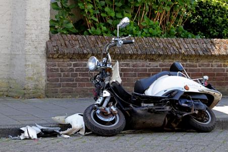 Jongen botst met scooter achterop auto aan de Grotestraat Waalwijk