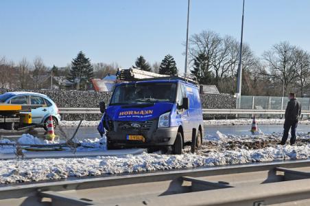 Chauffeur busje verliest macht over het stuur en ramt lantaarnpaal in Waalwijk