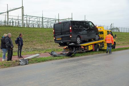 Bestelbus ramt lantaarnpaal aan Valkenvoortweg in Waalwijk