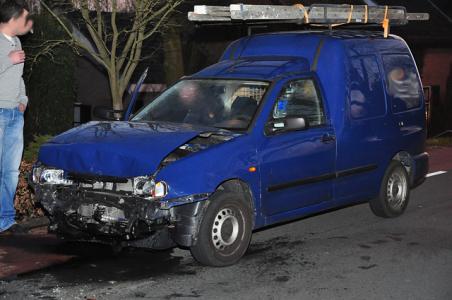 3 auto&#039;s botsen op elkaar op de Winterdijk Sprang-Capelle