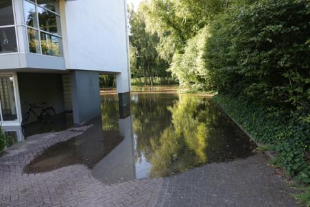 Bedrijfsterrein onder water na mislukte grondwaterpomp aan Taxiandriaweg