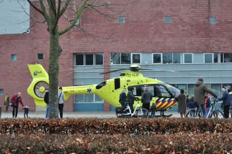 Traumahelikopter landt op Vredesplein in Waalwijk