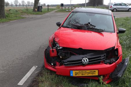 Bestuurster botst met auto tegen boom Sluisweg Waalwijk