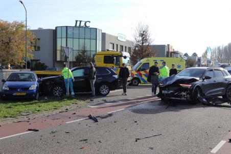 Ravage na aanrijding met drie auto’s aan de Cartografenweg Waalwijk