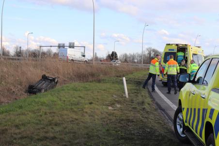 Dronken bestuurder slaat over de kop met auto aan de Midden-Brabantweg Waalwijk