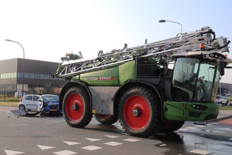 Flinke botsing tussen landbouwvoertuig en auto op kruising aan de Kloosterheulweg Waalwijk
