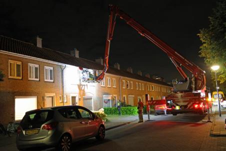 Hoogwerker van brandweer wordt ingezet aan de Guido Gezellestraat Waalwijk