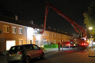 Hoogwerker van brandweer wordt ingezet aan de Guido Gezellestraat Waalwijk