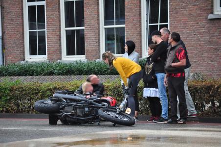 Vrouw gaat met motor onderuit aan de Wilhelminastraat Waalwijk