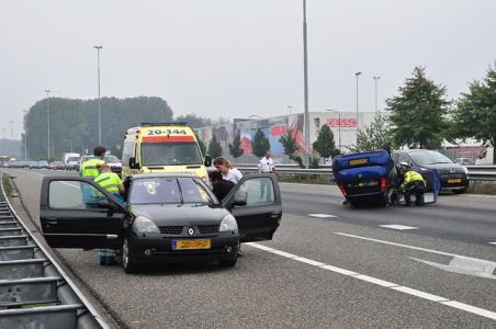 Auto op zijn kop na aanrijding op de A59 (Maasroute) Waalwijk