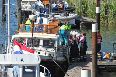 Hulpdiensten halen man van boot aan de Zomerdijk Waalwijk