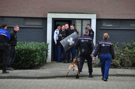 UPDATE: Veel politie inzet bij inval in woning aan de Noordstraat Waalwijk