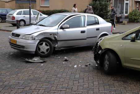 Twee auto’s botsen aan de Coubertinlaan Waalwijk
