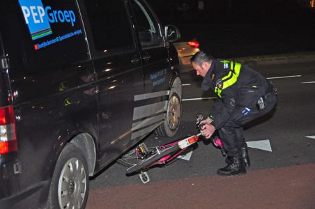 Meisje komt met haar fiets onder auto terecht aan de Mozartlaan Waalwijk