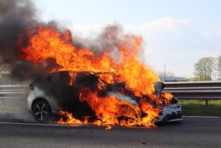 Auto vliegt in brand na ongeval op de A59 (Maasroute) Waalwijk