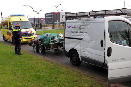 Vrachtwagen botst tegen bestelbusje aan de Van Harenstraat Waalwijk