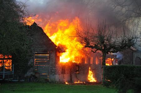 Brand in schuur slaat over op bakkerij in Waalwijk