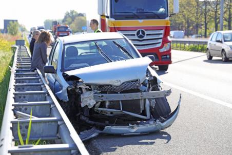 Bestuurder botst met auto tegen vangrail op de A59 (Maasroute) Waalwijk