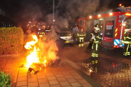 Containers gaan in vlammen op aan de Felix Timmermansstraat Waalwijk