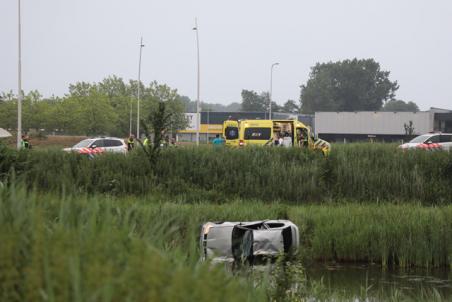 Auto in de sloot bij de afrit Midden-Brabantweg Waalwijk