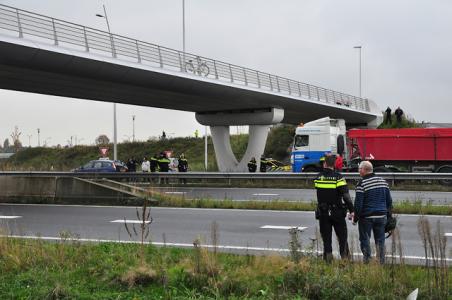 Persoon springt van brug Midden-Brabantweg Waalwijk