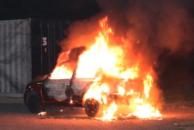 Auto staat in brand op terrein van jongerencentrum De Tavenu aan de Taxandriaweg Waalwijk