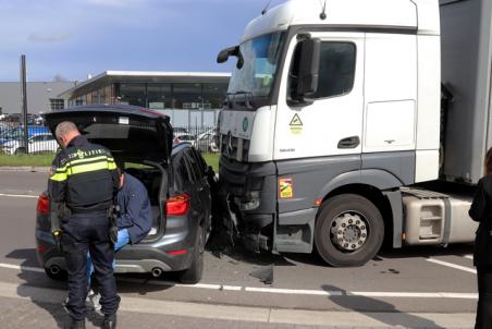 Vrachtwagen botst tegen auto op rotonde aan de Biesbosweg Waalwijk