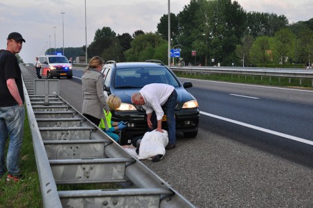 Vrouw wordt onwel in auto op de A59 (Maasroute) Waalwijk