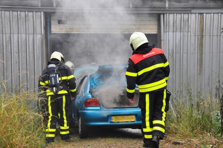 Auto vliegt in brand in garage Waalwijk