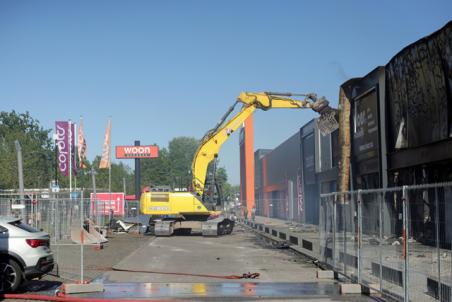 Sloopkraan arriveert op woonboulevard Waalwijk: Einde in zicht voor verwoeste panden