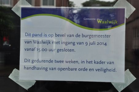 Burgemeester Kleijngeld sluit café Marquees voor 2 weken aan de Grotestraat Waalwijk