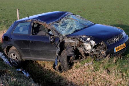 Bestuurster vliegt met de auto over de kop aan de Valkenvoortweg Waalwijk