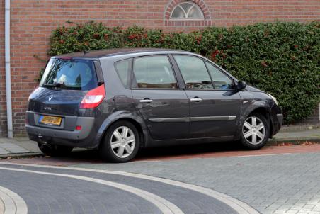 Twee auto&#039;s botsen op kruising aan de Baardwijksestraat Waalwijk