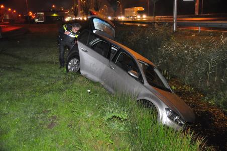 Bestuurder verliest macht over het stuur in Waalwijk en belandt in sloot